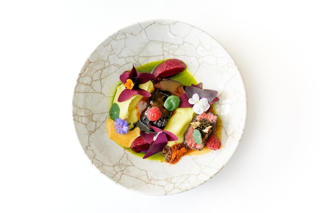 Porcja kolorowego dania na talerzu